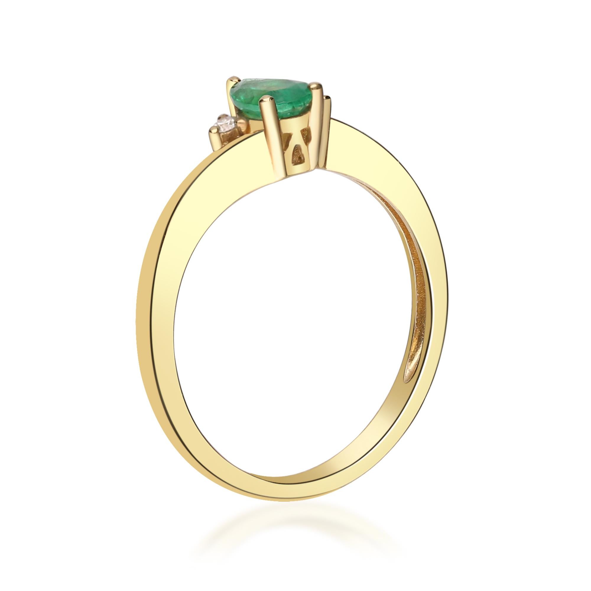0.35 Carat Pear Cut Emerald Diamond Accents 14K Yellow Gold Engagement Ring In New Condition For Sale In New York, NY
