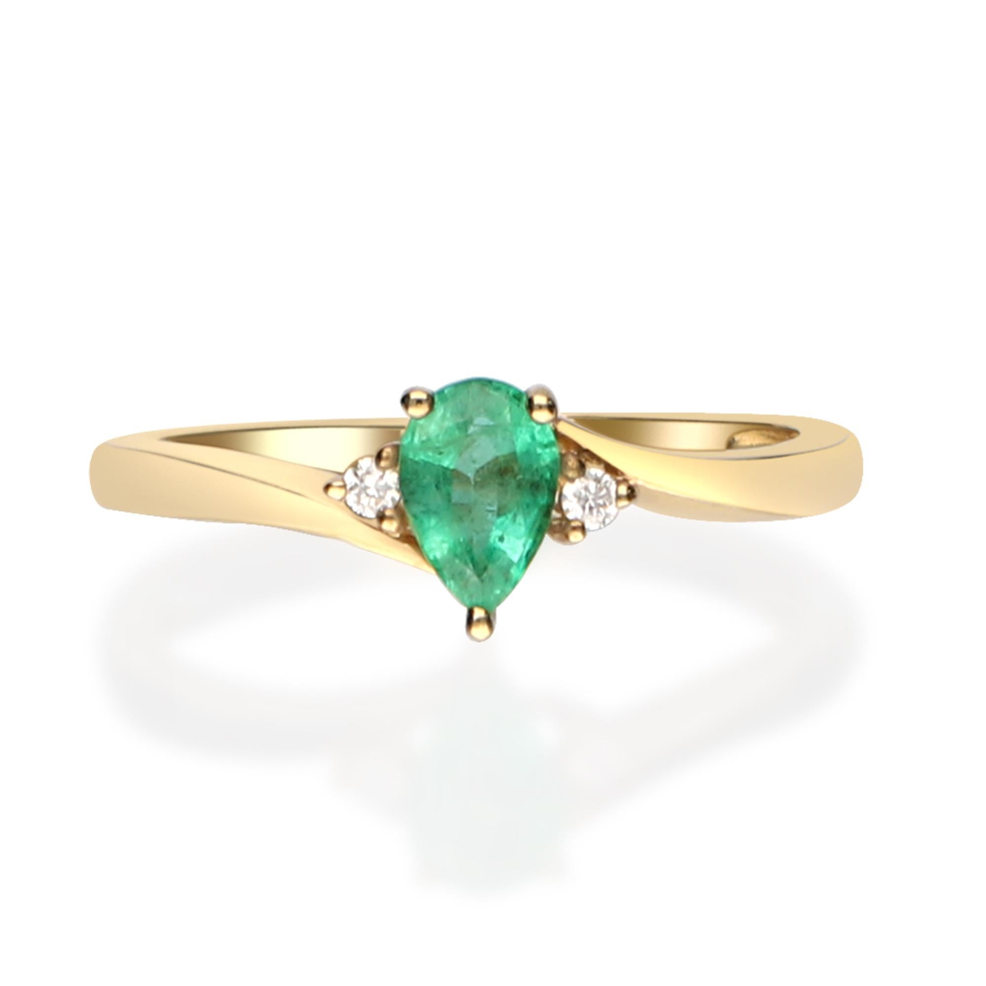 0.35 Carat Pear Cut Emerald Diamond Accents 14K Yellow Gold Engagement Ring In New Condition For Sale In New York, NY