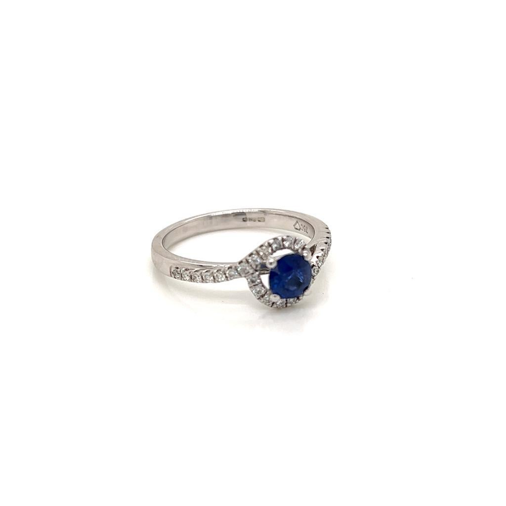 0.35 Carat Round Cut Blue Sapphire and Diamond Ring in 18K White Gold In New Condition For Sale In London, GB