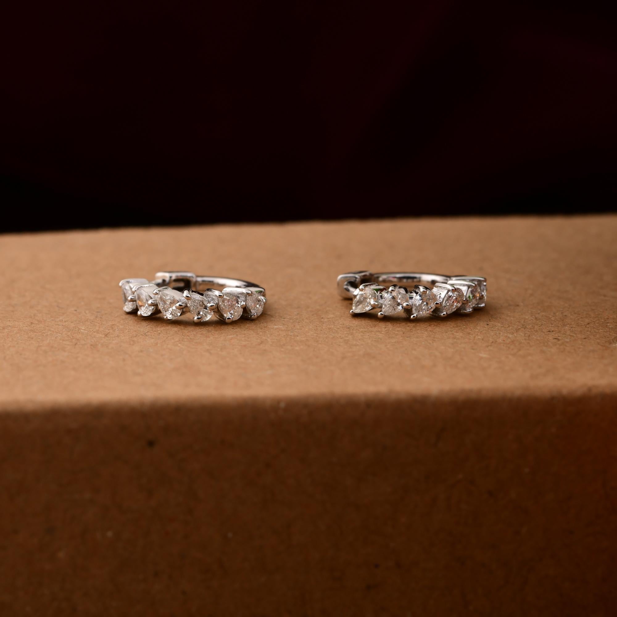 Pendientes de aro de diamantes talla pera brillante SI/H de 0,35 quilates y oro blanco de 18 quilates Moderno en venta
