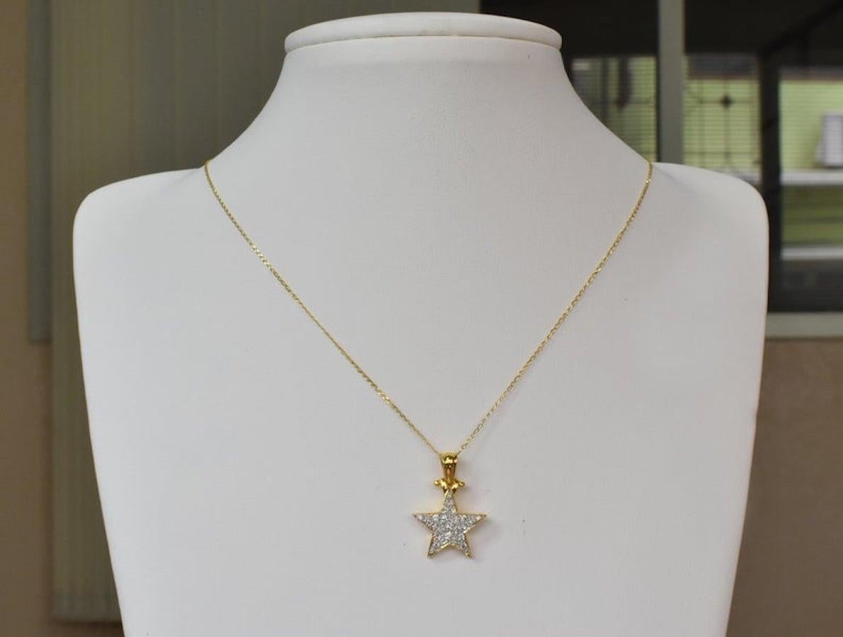 Round Cut 0.35 CTW Diamond Star Pendant Necklace in 18 Karat Solid Gold For Sale