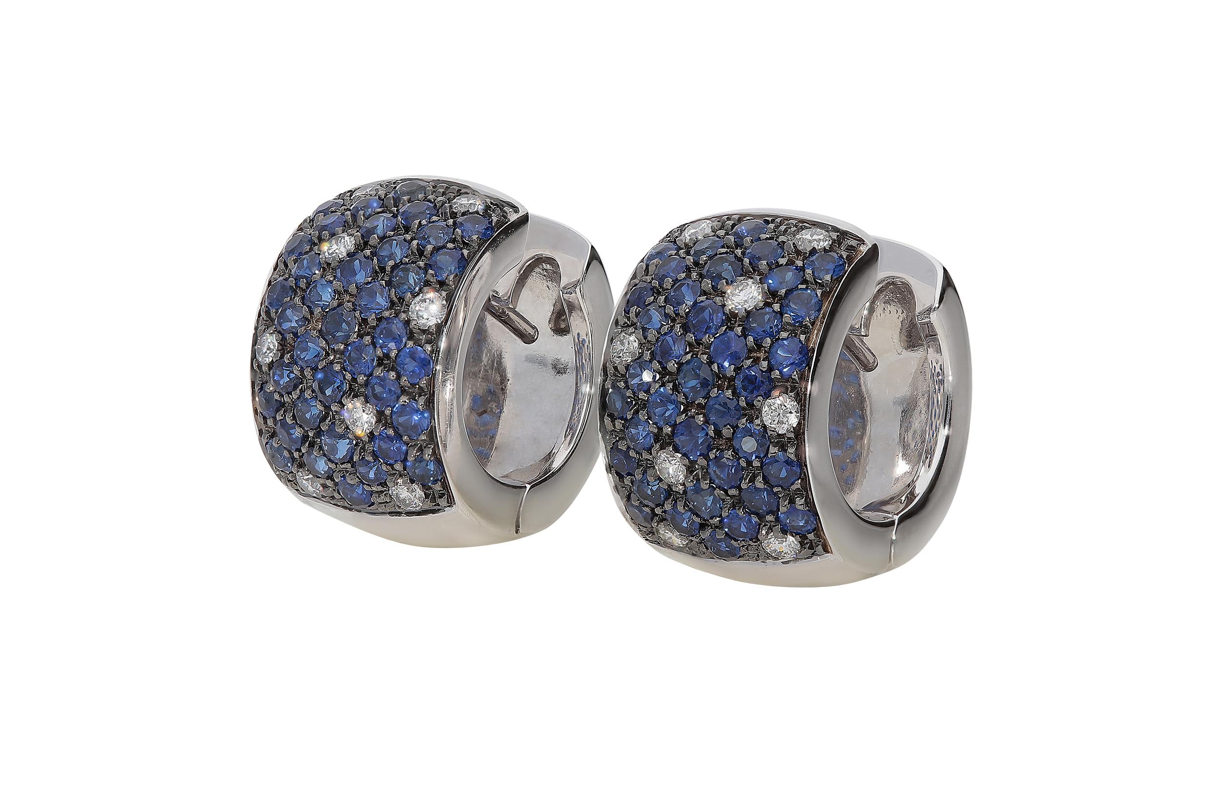 Sparkling hoop earrings in 18kt white gold for 14,20 grams with 7 rows set with white round brilliant diamonds GVS for 0,35 carats and 2,26 carats of blue round brilliant sapphires.
The external diameter is 1,65 centimeters and the width of the