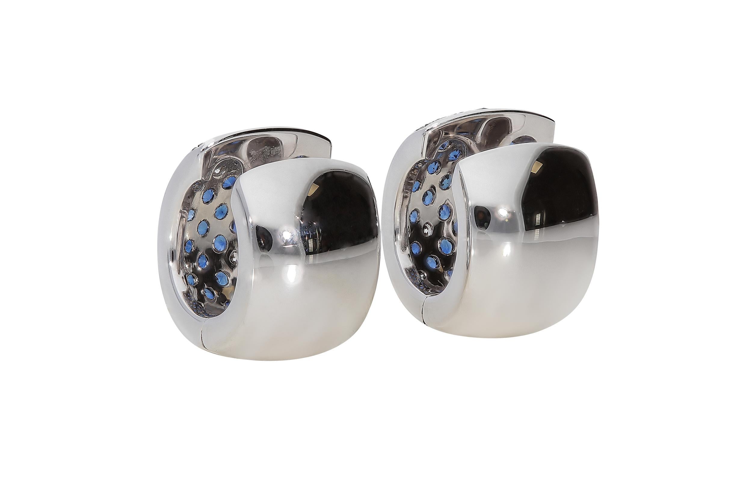 Round Cut 0.35 White GVS Diamonds 2.26 Blue Sapphires 18 Karat Gold Pavè Hoop Earrings For Sale