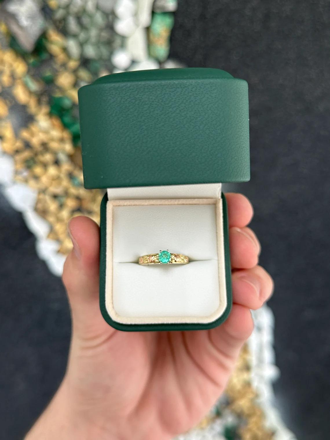 0.35ct 14K Round Cut Emerald 6 Prong Black Hill Floral Solitaire Two Toned Ring In New Condition For Sale In Jupiter, FL