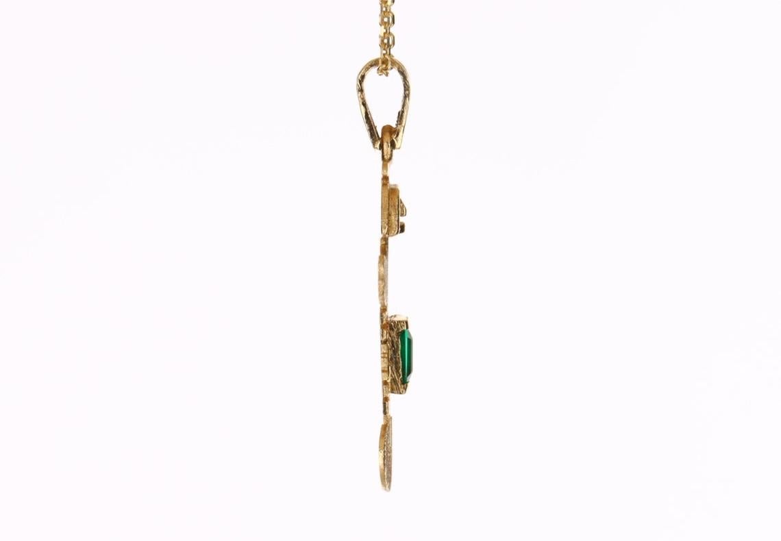 Ein wunderschöner, handgefertigter, präkolumbianischer Anhänger. Der kolumbianische Smaragd im Smaragdschliff mit einem Gewicht von 0,35 Karat ist in die Lünette dieses Schmuckstücks aus 18 Karat Gelbgold eingelassen. Eine 18-Zoll-Kette aus 18 Karat