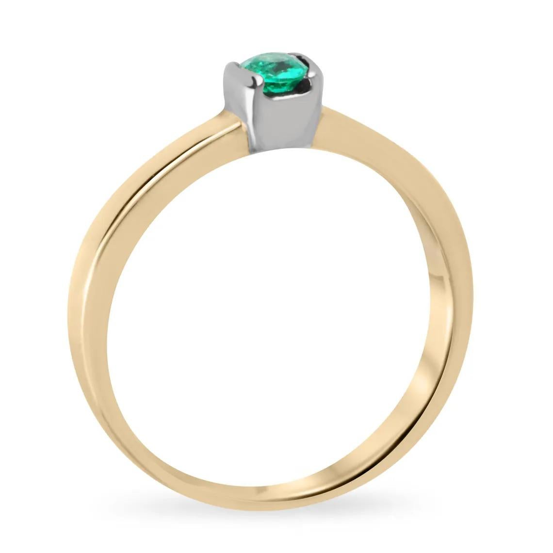 Ce bracelet solitaire sophistiqué en émeraude met en valeur une petite émeraude colombienne de qualité supérieure, d'une teinte verte riche et éclatante. Il est habilement serti en tension pour une silhouette élégante et moderne. Fabriqué en or 18
