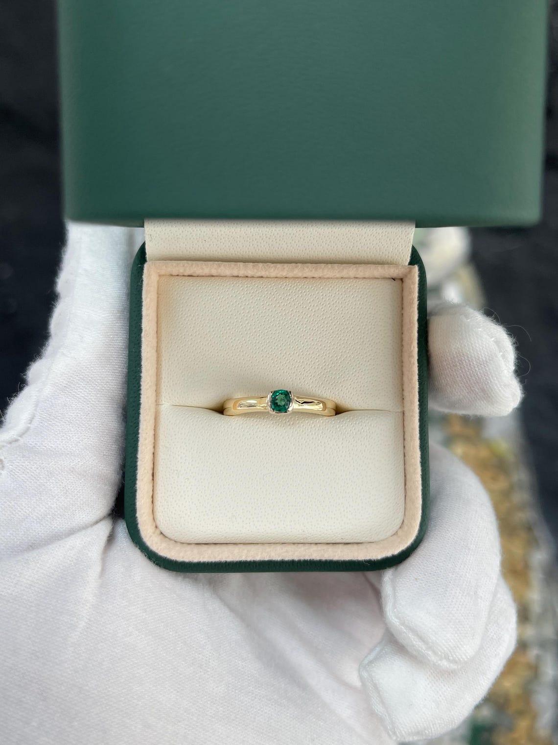 Rétro 0.35ct Colombian Emerald Solitaire Round Cut Gold Band 18K Bague de fiançailles en vente