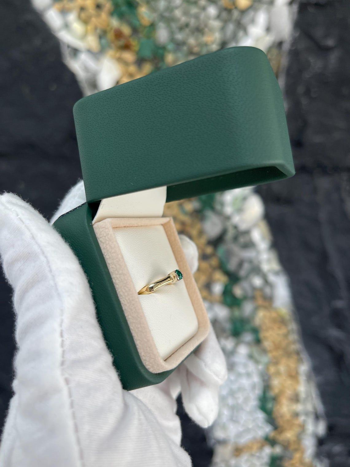 Taille ronde 0.35ct Colombian Emerald Solitaire Round Cut Gold Band 18K Bague de fiançailles en vente