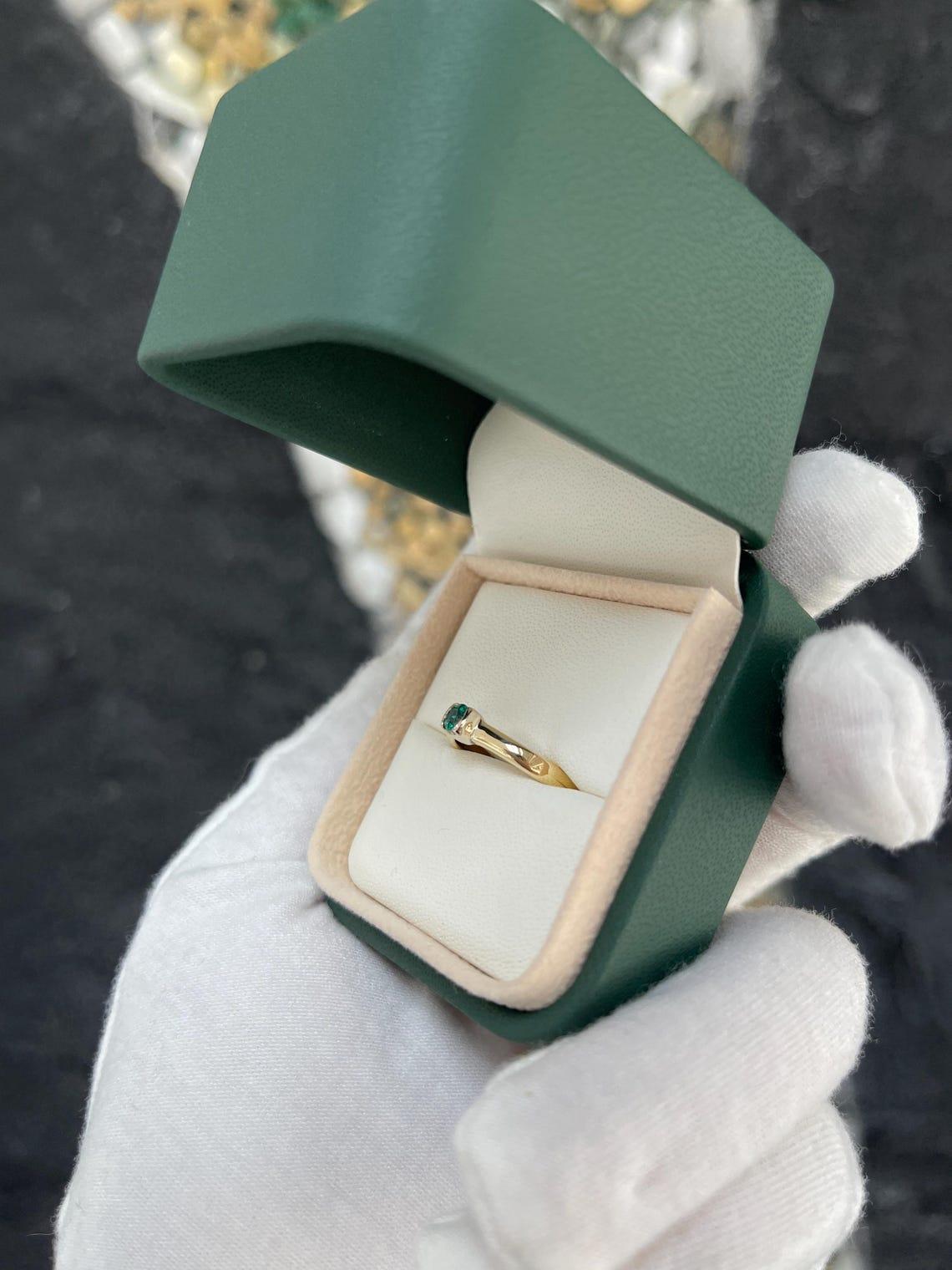 0.35ct Colombian Emerald Solitaire Round Cut Gold Band 18K Bague de fiançailles Neuf - En vente à Jupiter, FL