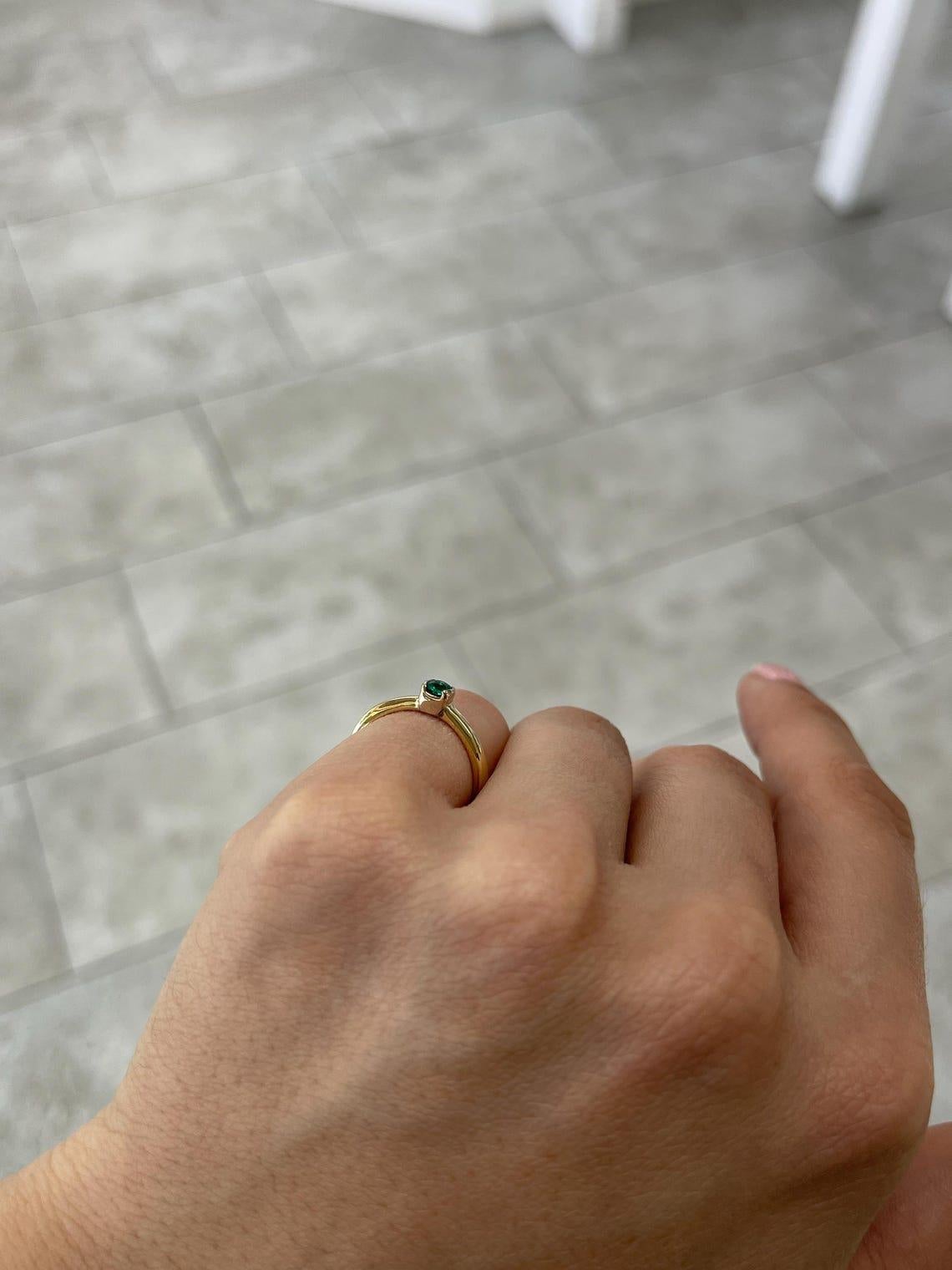 0.35ct Colombian Emerald Solitaire Round Cut Gold Band 18K Bague de fiançailles en vente 2