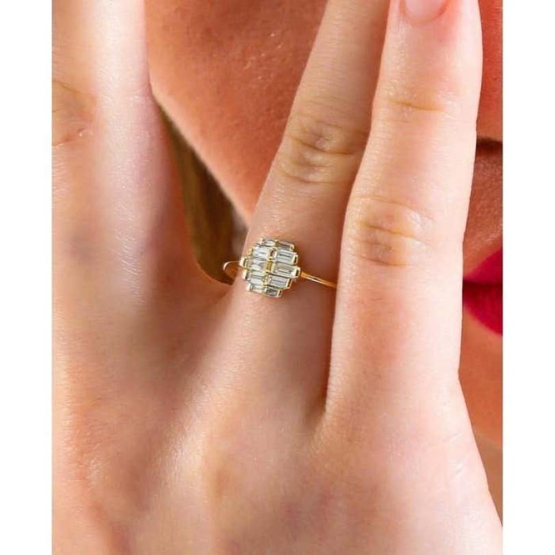 Einzelheiten zum Produkt :

- • Auf Bestellung gefertigt

- • Gold Kt: 14kt

- • Verfügbare Goldfarben: Roségold, Gelbgold, Weißgold

- • 0,35ct Natürlicher Baguette-Diamant

- • Diamant Farbe-Klarheit: F-G Farbe VS/SI Reinheit

- • Wird mit