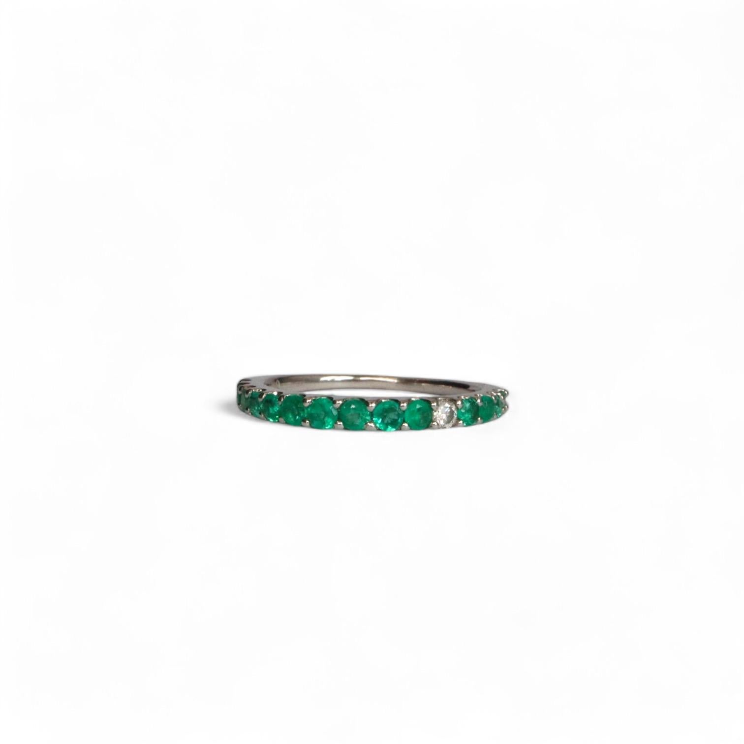 
Features :

Main Gemstone - Colombian Emerald

Total Carat Weight (14pcs) -0.33Ct

Measurement of gemstone - 2.2~2mm

Natural diamonds (1pc) - 0.03 (approx)

Measurement of gemstone - 2mm

Color - Green

Cut - Brilliant

Clarity - VS (Eye
