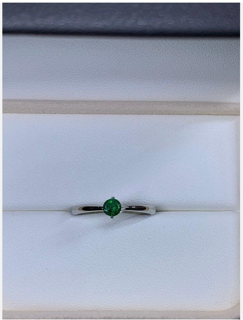 0.35ct Colombian Emerald Solitaire Engagement Ring In Platinum
This beautifully crafted solitaire engagement ring features a stunning Colombian emerald as its main stone, set in high-quality platinum. The ring is perfect for any special occasion,