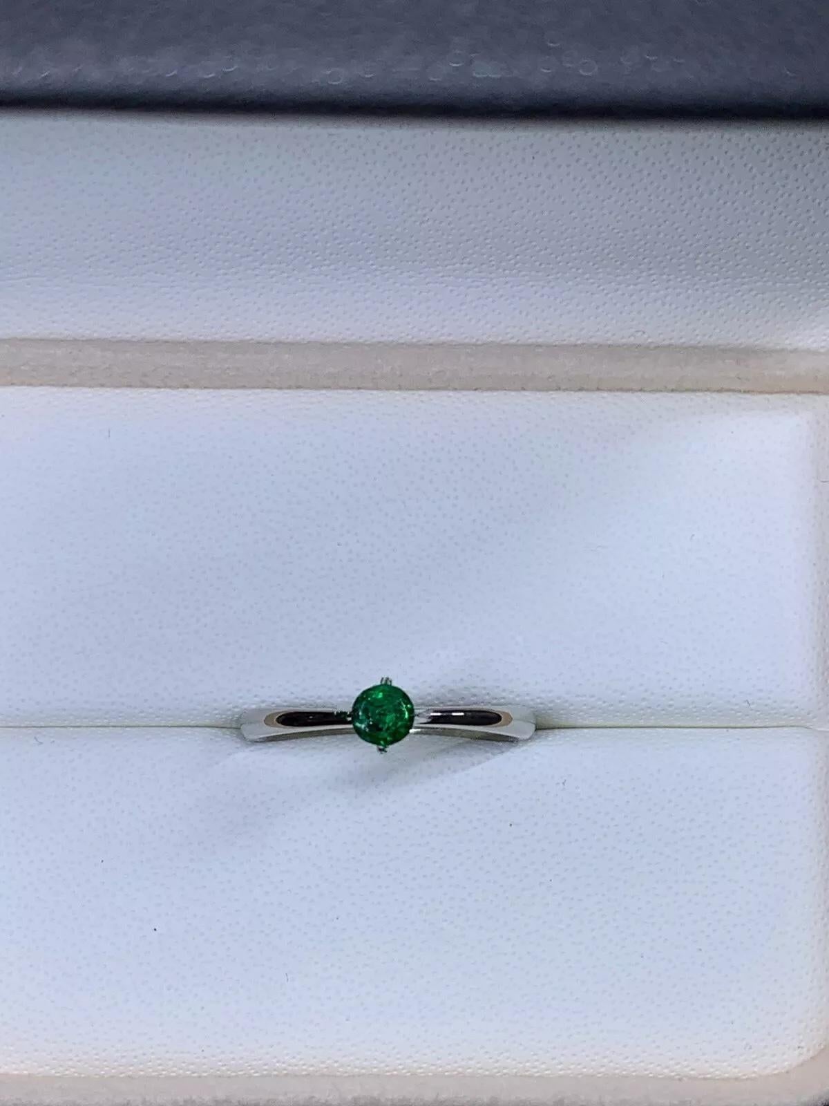 Taille ronde Bague de fiançailles solitaire en platine avec émeraude de Colombie 0,35 carat en vente