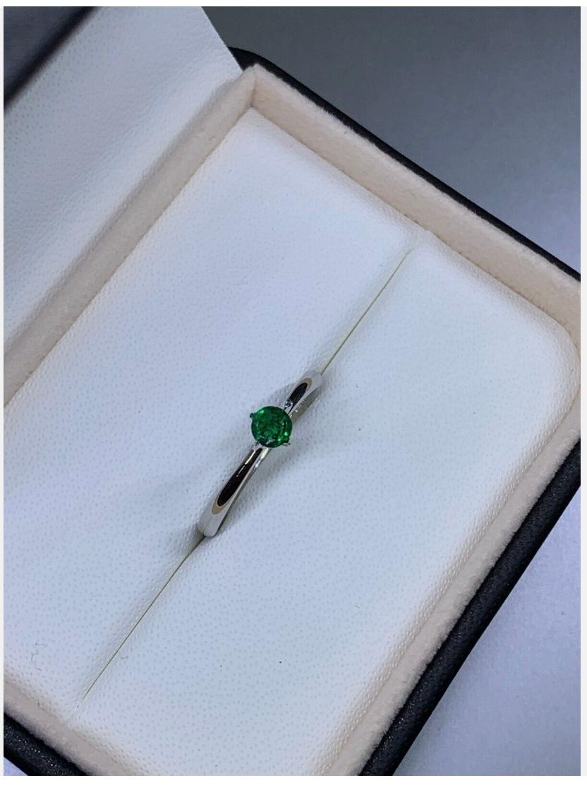 Round Cut 0.35ct Colombian Emerald Solitaire Engagement Ring In Platinum For Sale