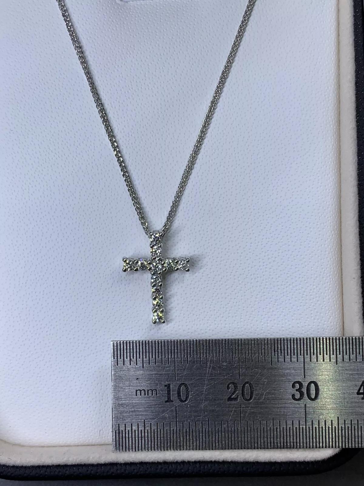 Peso totale del diamante 0,35 F colore VS1 chiarezza.

Con marchio di garanzia.

Catena da 16 pollici.

Scatola e valutazione incluse

Questa squisita collana con ciondolo a croce di diamanti è realizzata in oro bianco 18 carati e presenta uno