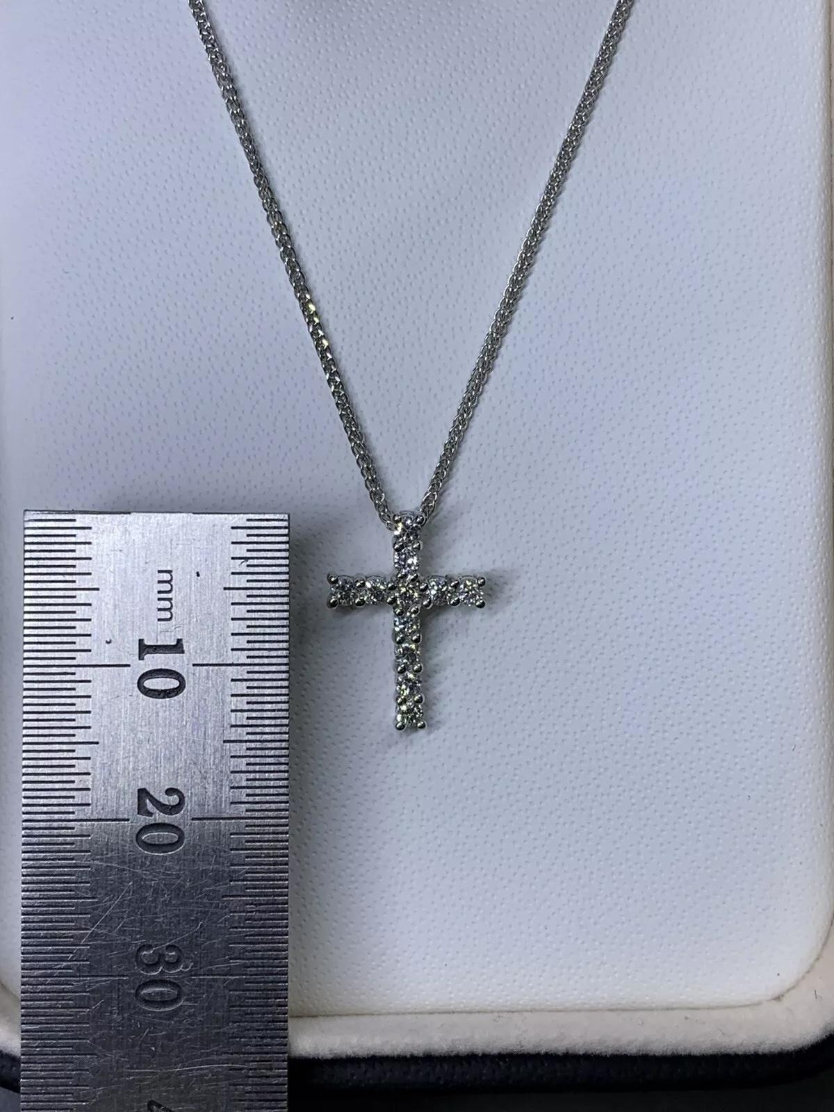 Taglio rotondo Collana con ciondolo a forma di croce cattolica con diamante da 0,35 carati in oro bianco 18 carati, misura media in vendita