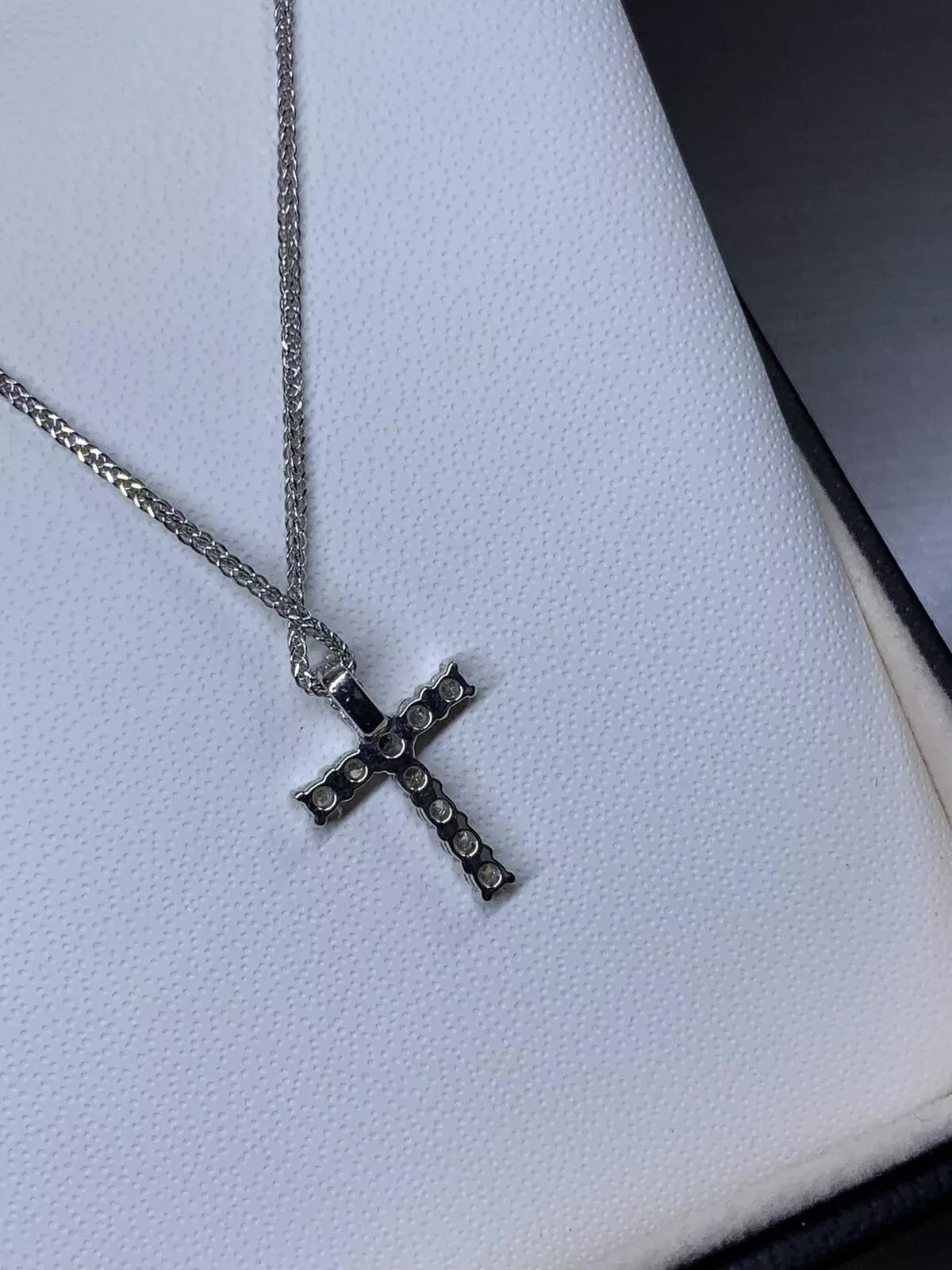Collana con ciondolo a forma di croce cattolica con diamante da 0,35 carati in oro bianco 18 carati, misura media In condizioni Nuovo in vendita a London, GB