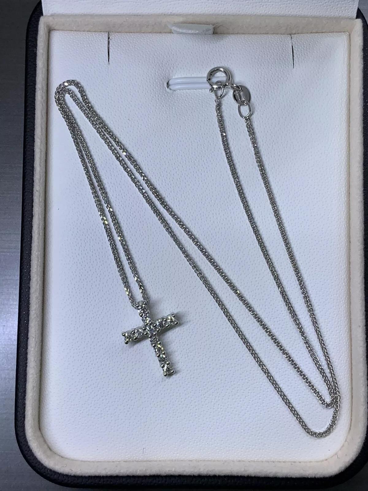 da uomo o donna Collana con ciondolo a forma di croce cattolica con diamante da 0,35 carati in oro bianco 18 carati, misura media in vendita