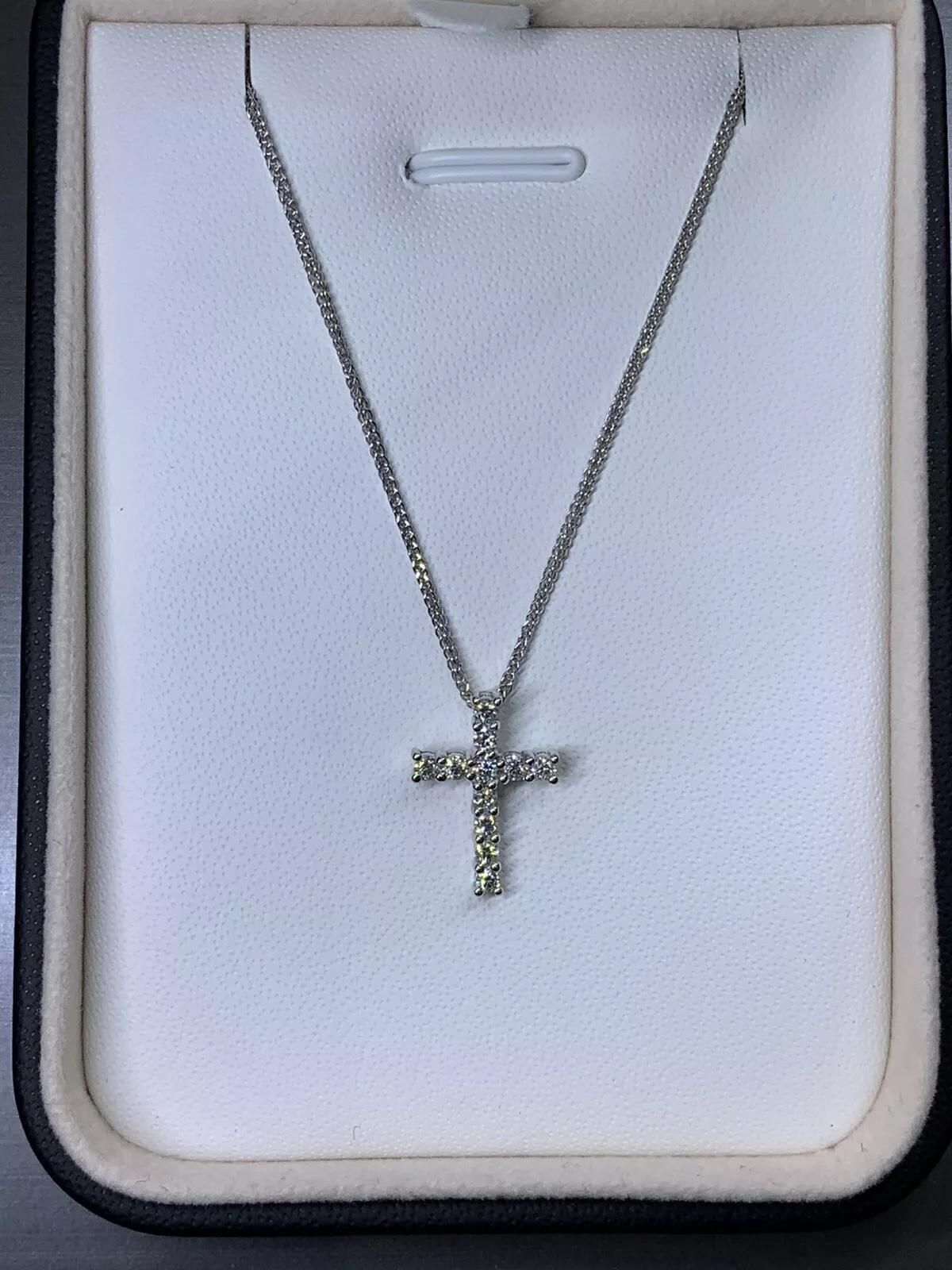 Collana con ciondolo a forma di croce cattolica con diamante da 0,35 carati in oro bianco 18 carati, misura media in vendita 1