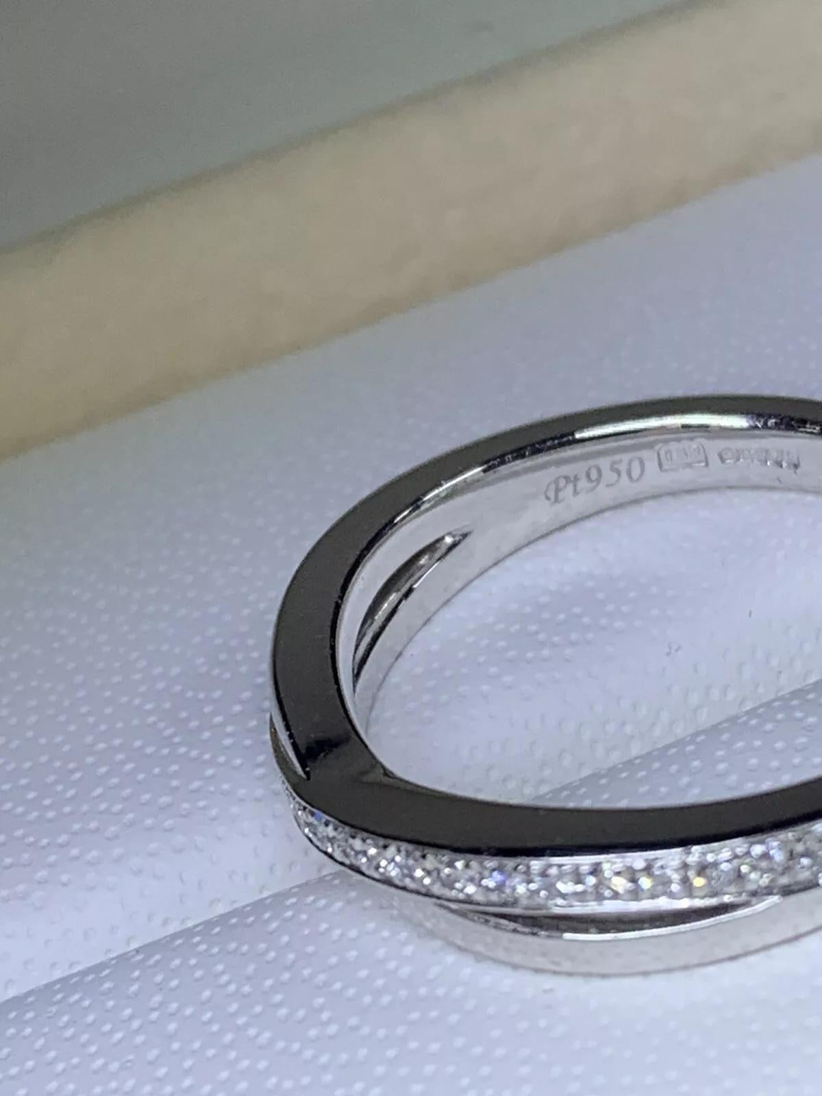 Bague de fiançailles en platine avec un diamant de 0,35ct autour de l'infini.

Alliance de style torsadé à l'infini avec sertissage de diamants micropavés en platine

Poinçonné

Diamant de couleur G et de pureté VS1

Le gin peut être