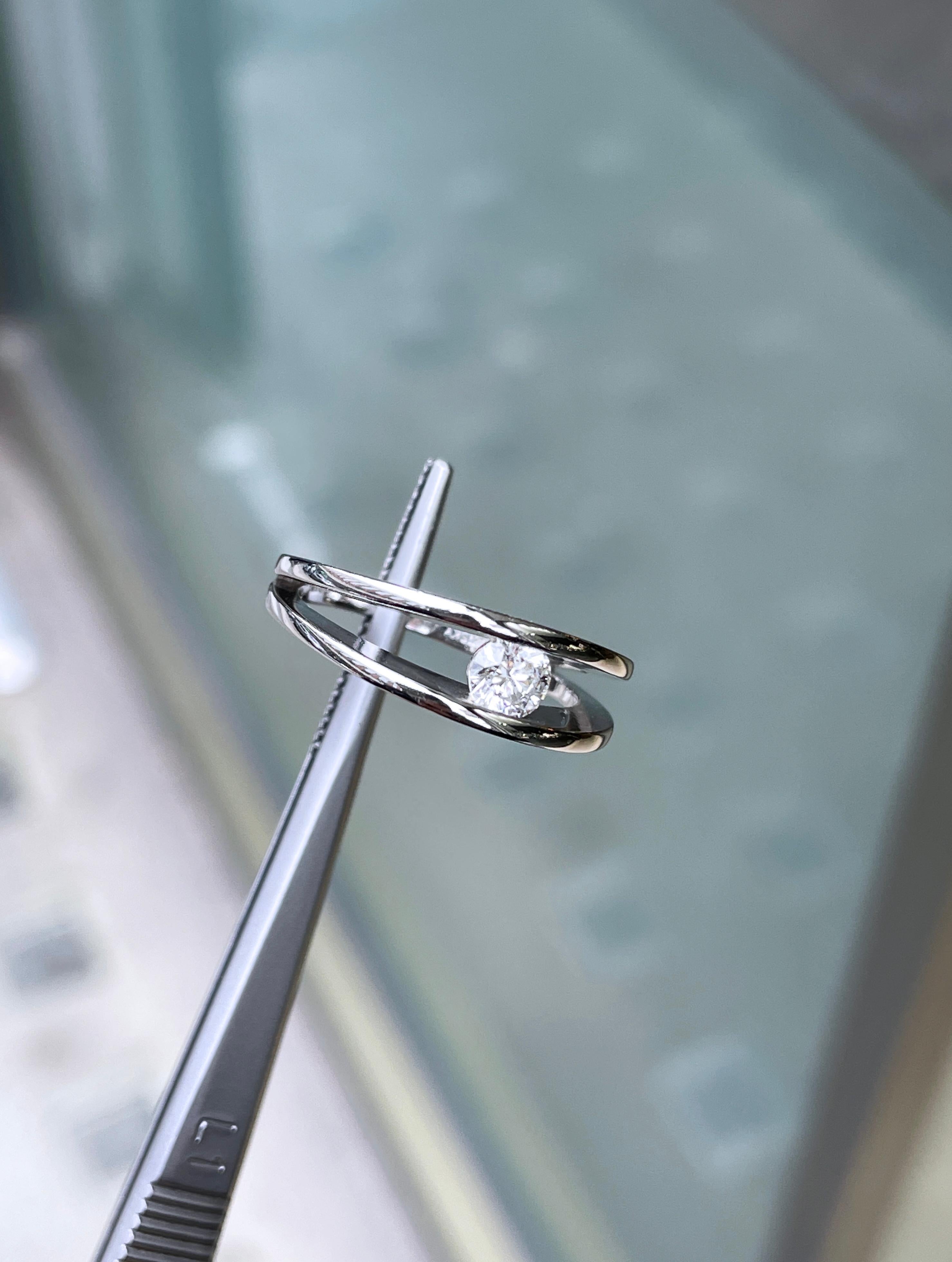 Taille brillant Bague de fiançailles en platine sertie d'un diamant taille ronde brillant de 0,35 carat F SI2 en vente