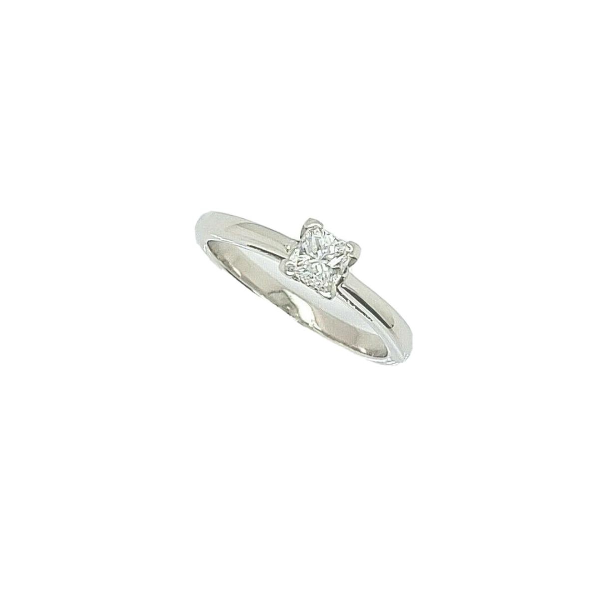 0,35ct F/VS1 Prinzessinnenschliff Diamantring in Platin gesetzt

Zusätzliche Informationen: 
Gesamtgewicht der Diamanten: 0,35ct
Farbe des Diamanten: F
Diamant Reinheit: VS
Breite des Bandes: 2.28mm
Breite des Kopfes: 4,77 mm
Länge des Kopfes: 4.68