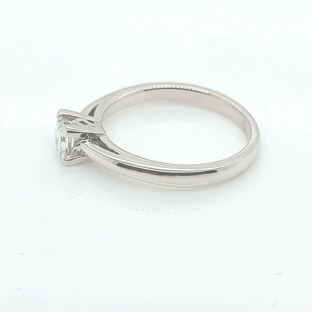 Round Cut 0.35ct F/VS1 Princess Cut Diamond Ring in Platinum For Sale