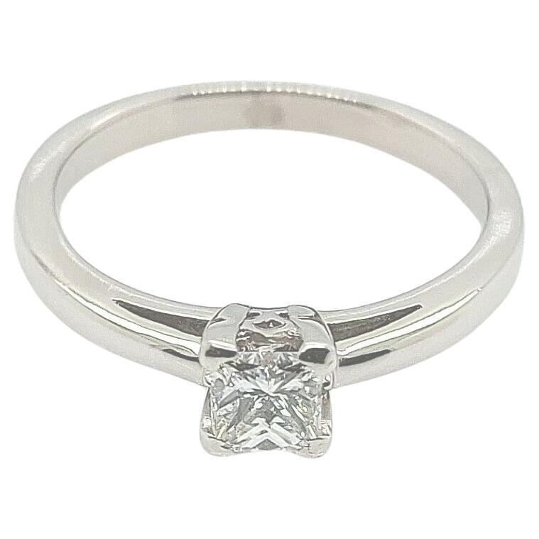 Bague en platine avec diamant taille princesse de 0,35ct F/VS1