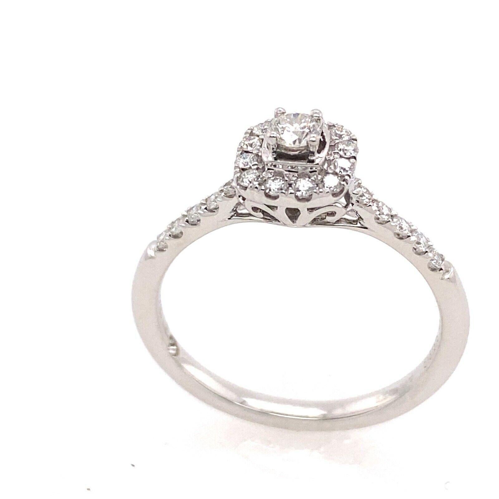 Taglio rotondo Anello a forma di cuscino Halo da 0,35 carati in oro bianco 18 ct. in vendita