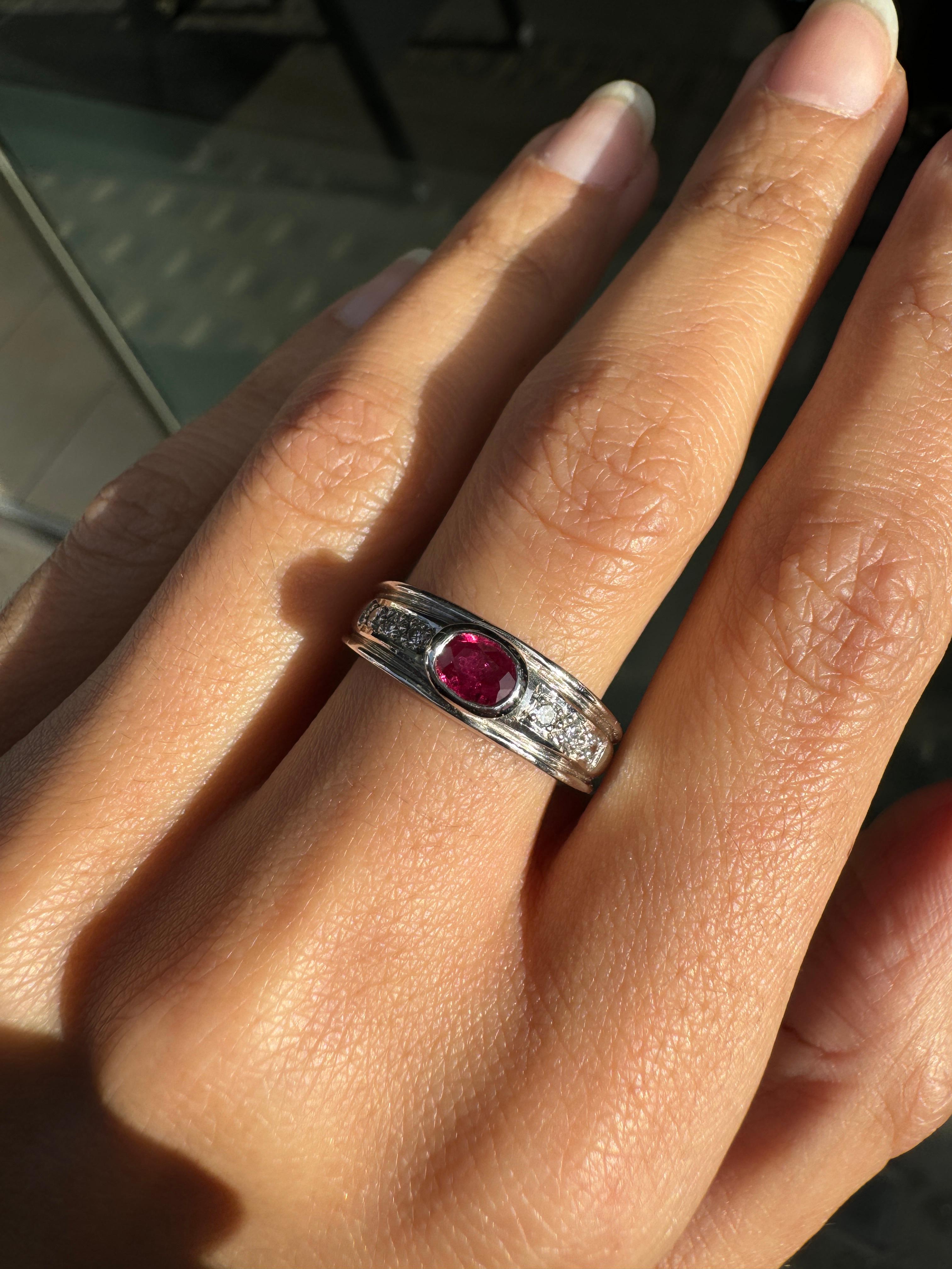 0,35ct Rubí Ovalado y Diamante Anillo de Oro Blanco de 18 Quilates para Vestido Corte oval
