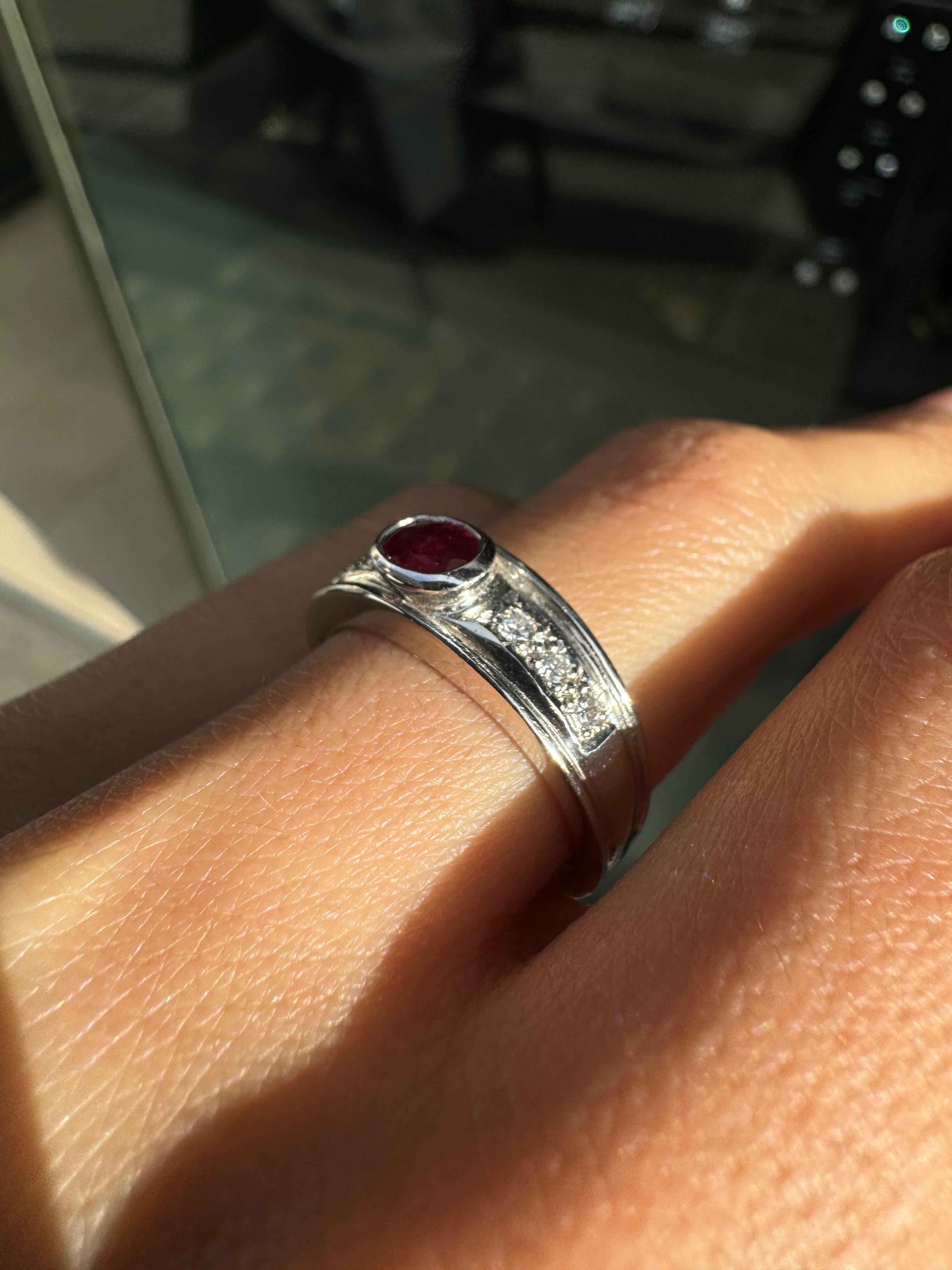 0,35ct Rubí Ovalado y Diamante Anillo de Oro Blanco de 18 Quilates para Vestido en Nuevo Estado en London, GB