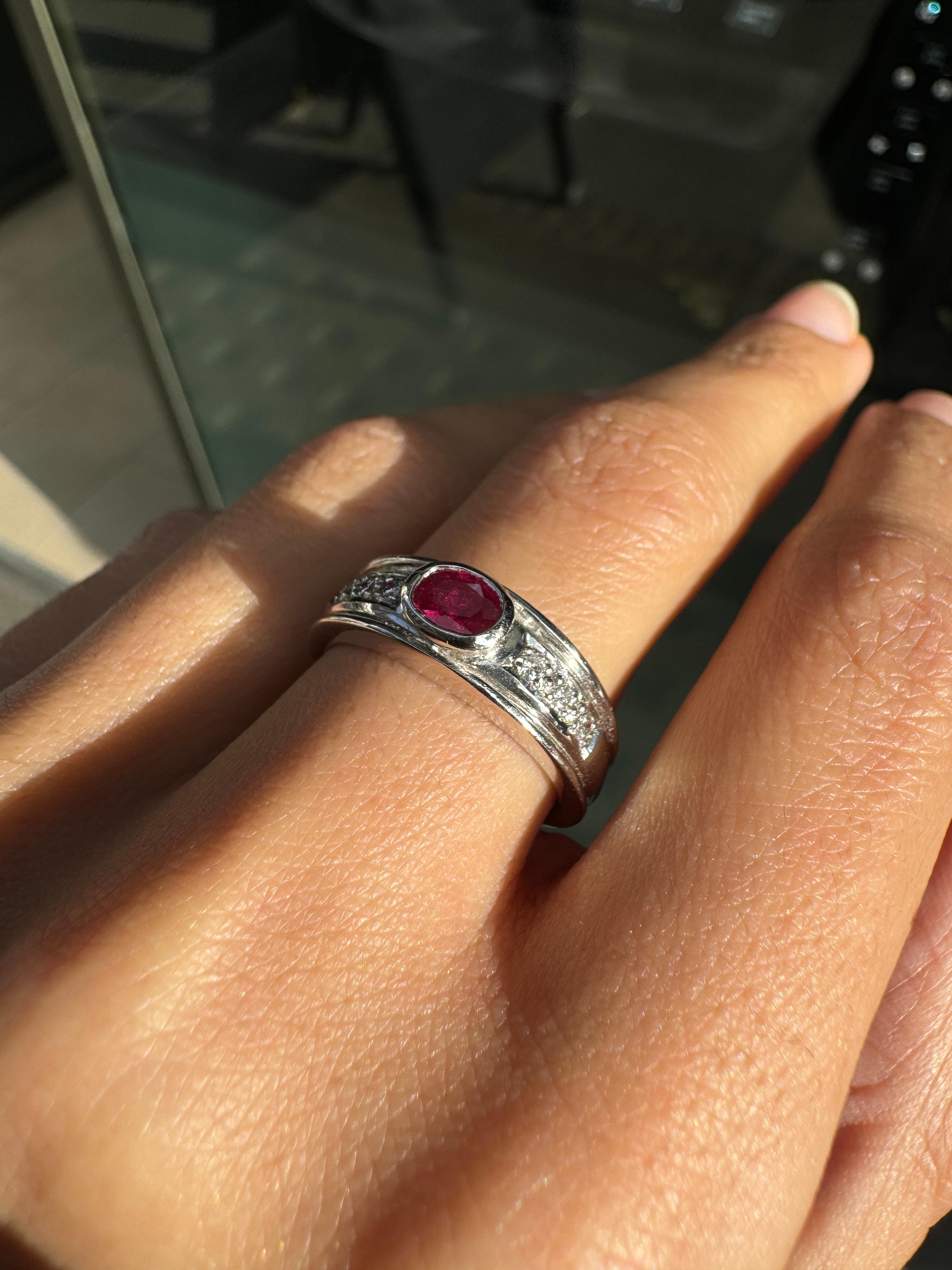 Femenino o masculino 0,35ct Rubí Ovalado y Diamante Anillo de Oro Blanco de 18 Quilates para Vestido