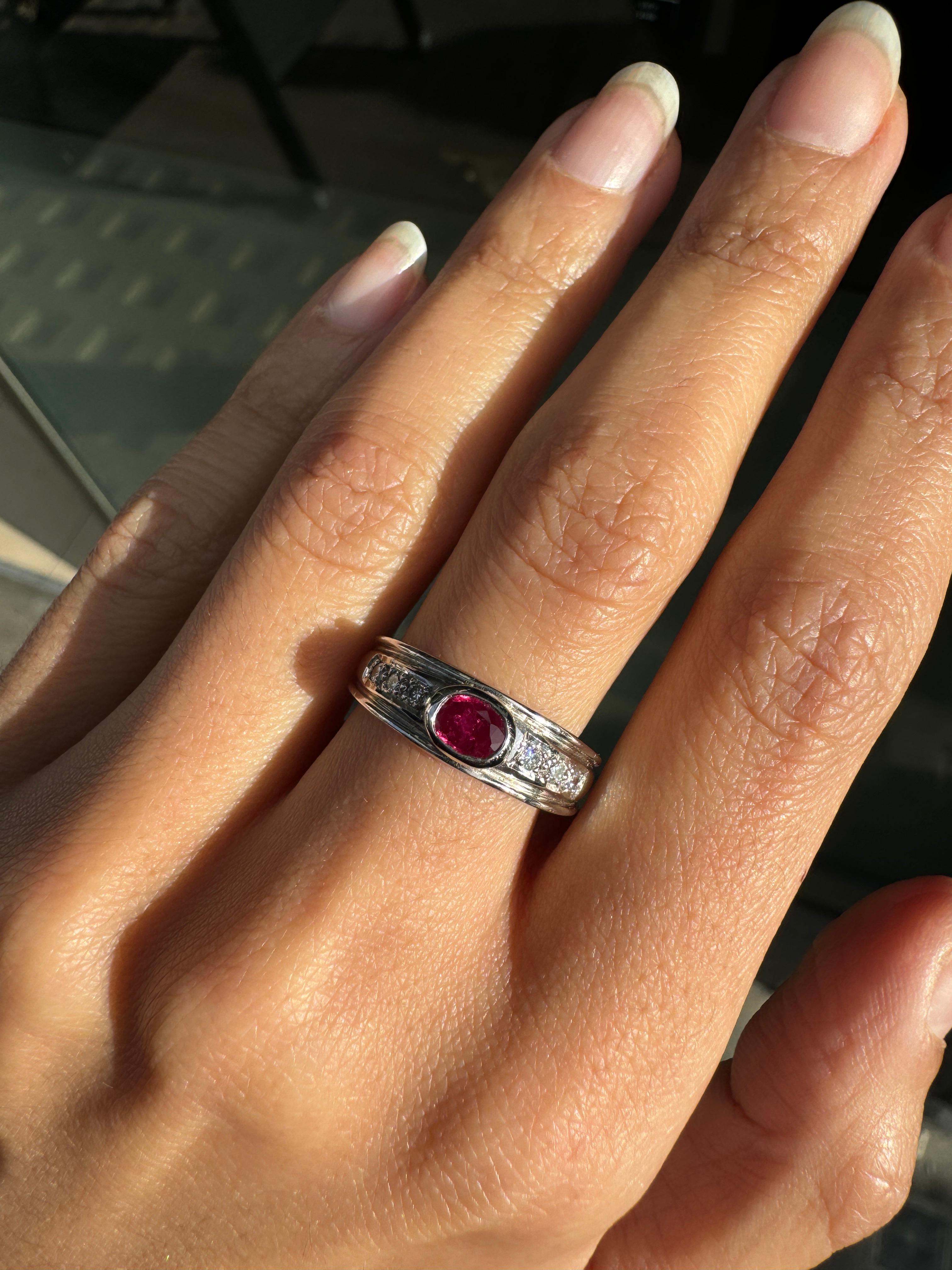 0,35ct Rubí Ovalado y Diamante Anillo de Oro Blanco de 18 Quilates para Vestido 1
