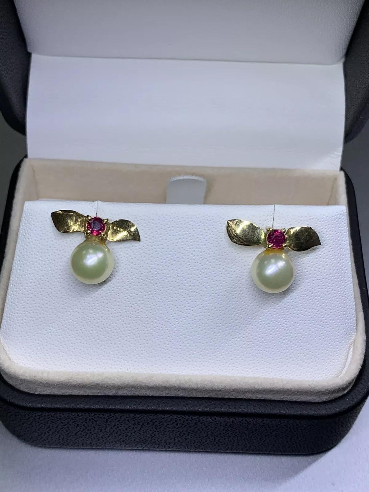 0.35ct Ruby pearl studs earrings 18ct yellow gold
Add a touch of elegance to your outfit with these stunning 0.35ct Ruby pearl studs earrings. Crafted from 18ct yellow gold, these earrings feature a round, cultured Ruby as the main stone with a