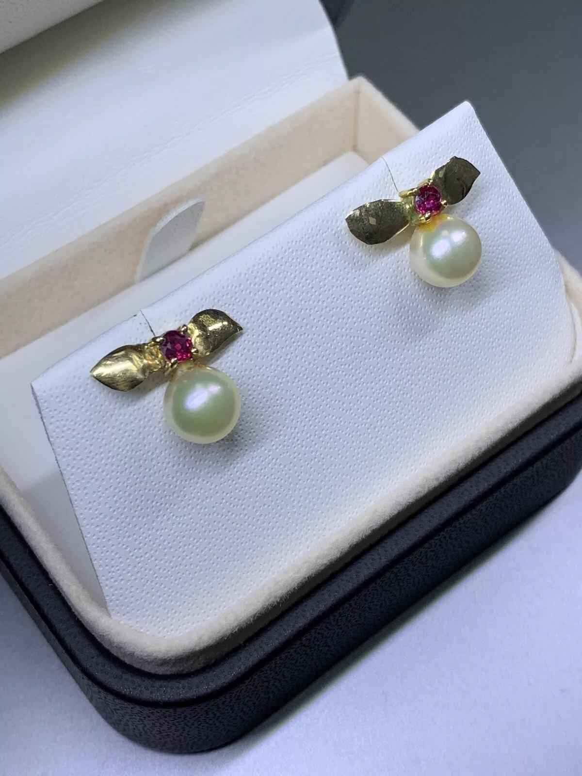 Round Cut 0.35ct Ruby pearl studs earrings 18ct yellow gold For Sale