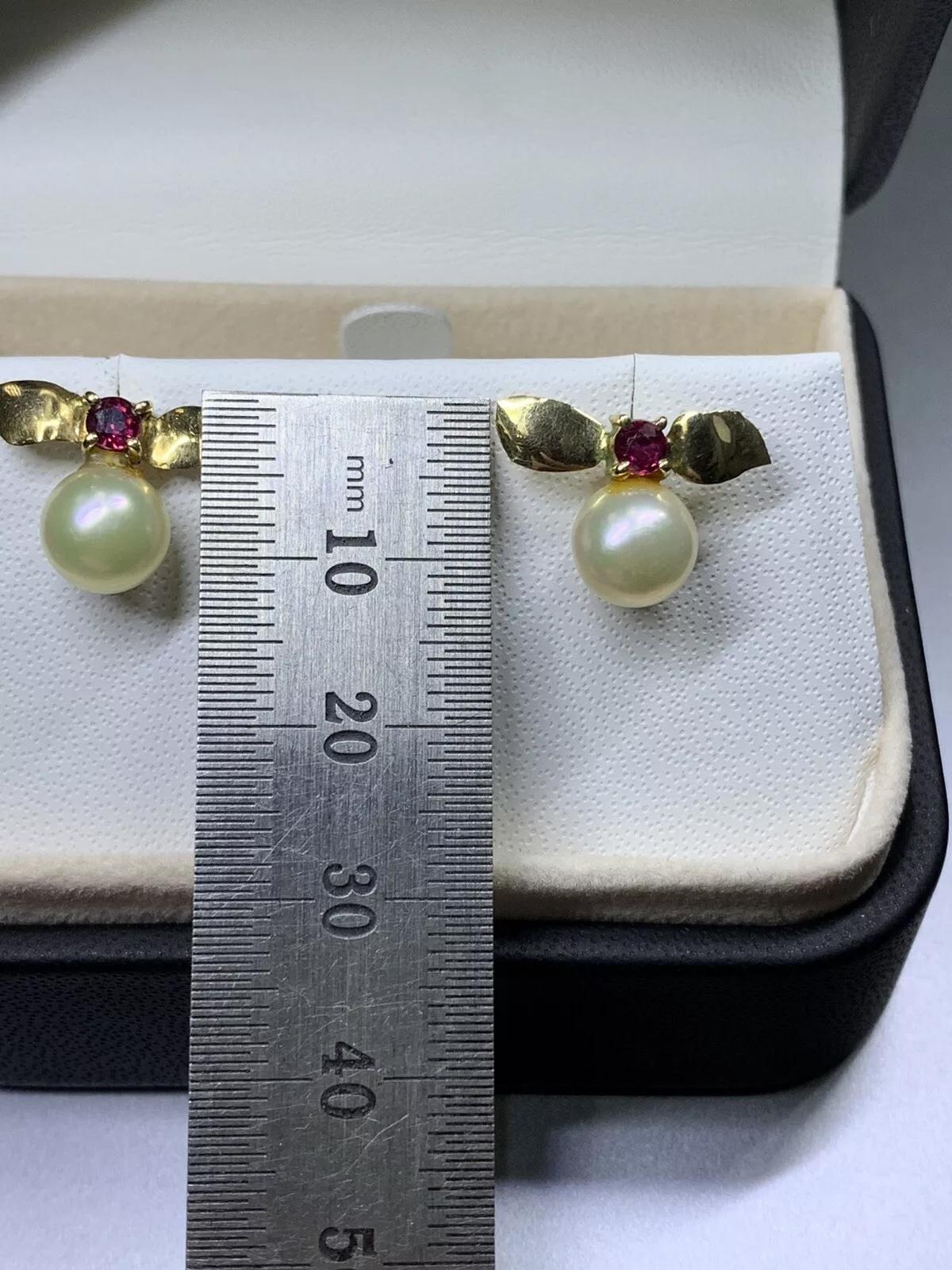 0.35ct Ruby pearl studs earrings 18ct yellow gold In New Condition For Sale In London, GB