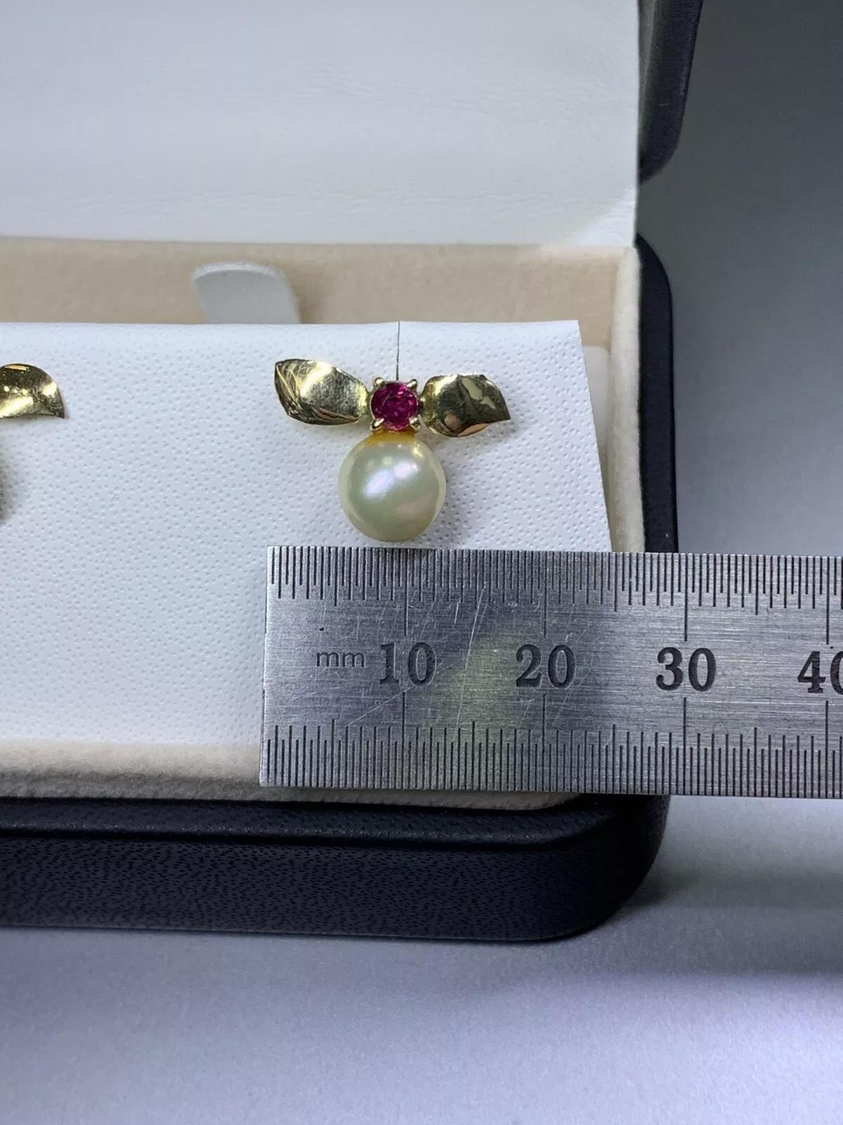 Women's or Men's 0.35ct Ruby pearl studs earrings 18ct yellow gold For Sale