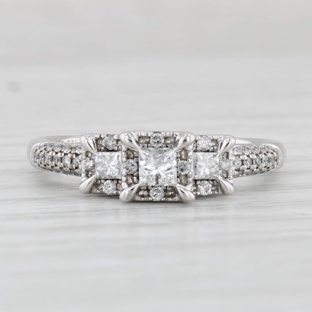 Taille princesse Bague de fiançailles à 3 pierres avec halo de diamants 0,35 carat, or blanc 14 carats, taille 6,25 en vente