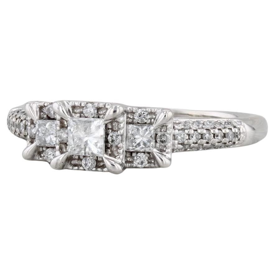 Bague de fiançailles à 3 pierres avec halo de diamants 0,35 carat, or blanc 14 carats, taille 6,25 en vente