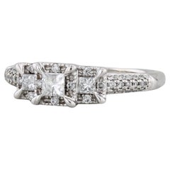 Bague de fiançailles à 3 pierres avec halo de diamants 0,35 carat, or blanc 14 carats, taille 6,25