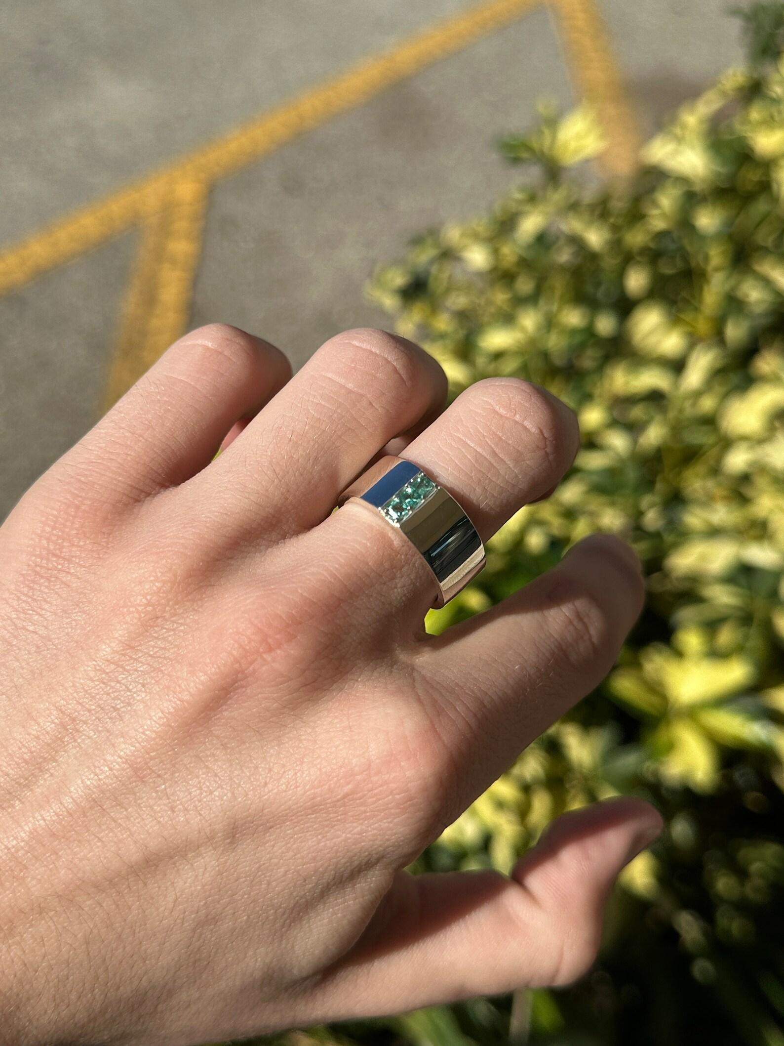 0.35tcw SS Men's Vertical Three Stone Natural Princess Cut Emerald Silver Ring In New Condition For Sale In Jupiter, FL