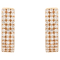 Orecchini a cerchio huggie con pavé a tre file di diamanti taglio Brilliante da 0,36 carati in oro 18 carati