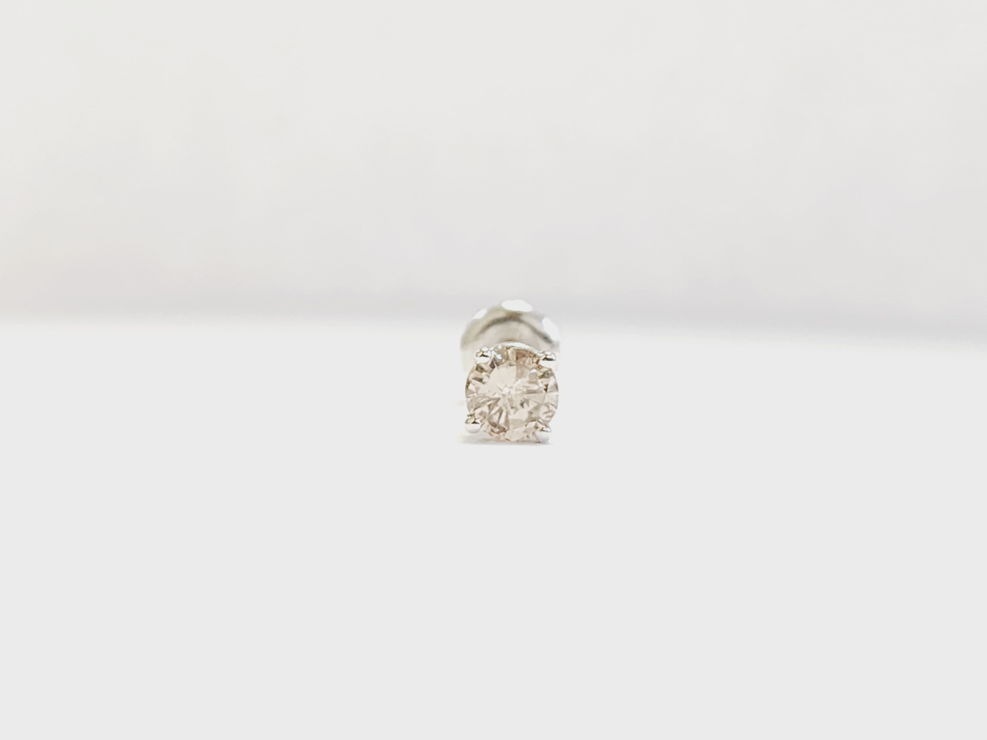 💎 Orecchino con diamante (lato singolo)

Peso in carati: 0,36 ct (diamante naturale)

Forma: Rotondo

Grado di colore medio: K (leggera sfumatura gialla, ma in molti ambienti sembra ancora bianco)

Grado di purezza medio: SI1 (leggermente incluso -