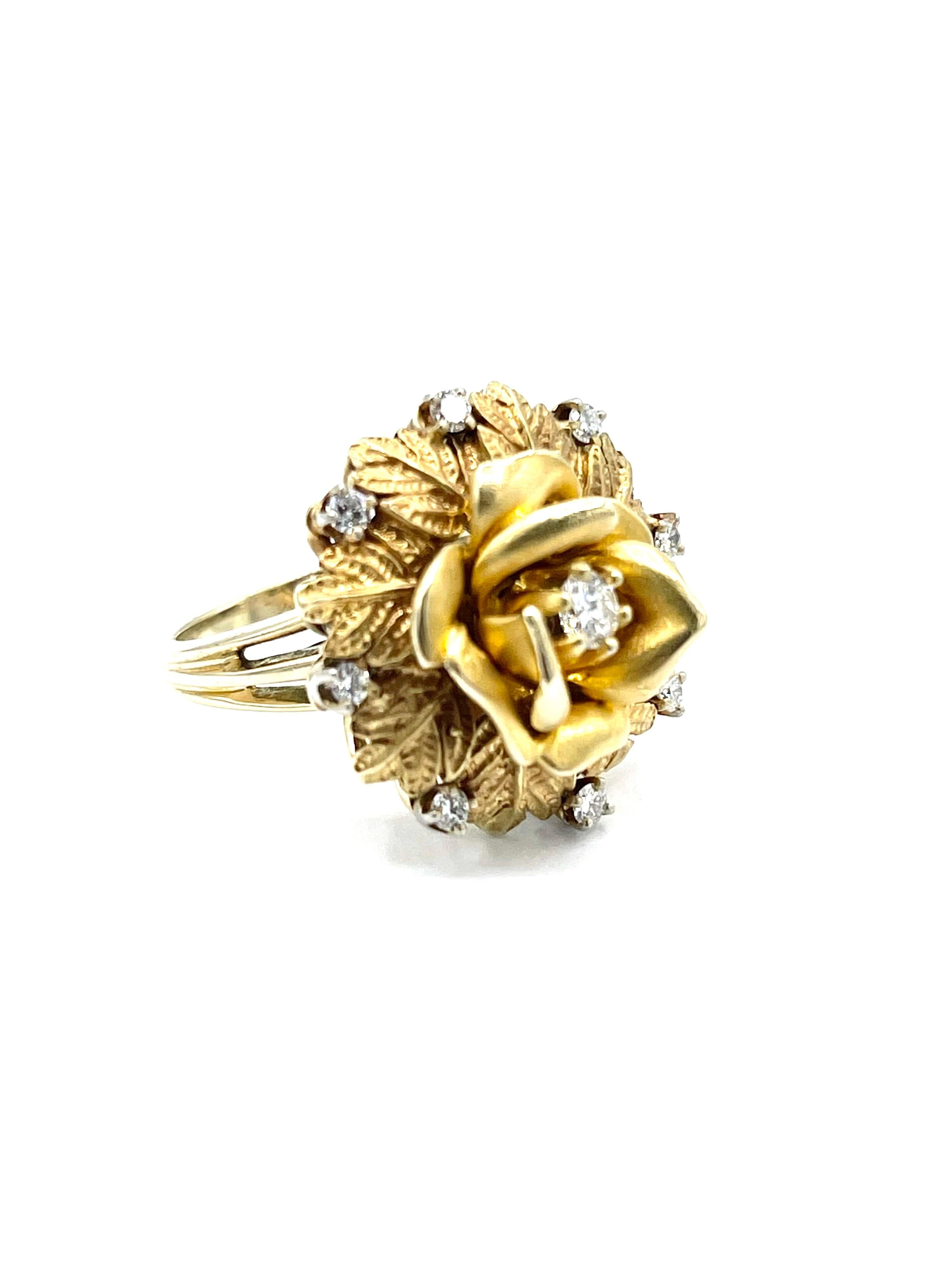 Retro 0.36 Carat Round Brilliant Diamond and Textured 18K Gold Flower Cocktail Ring For Sale