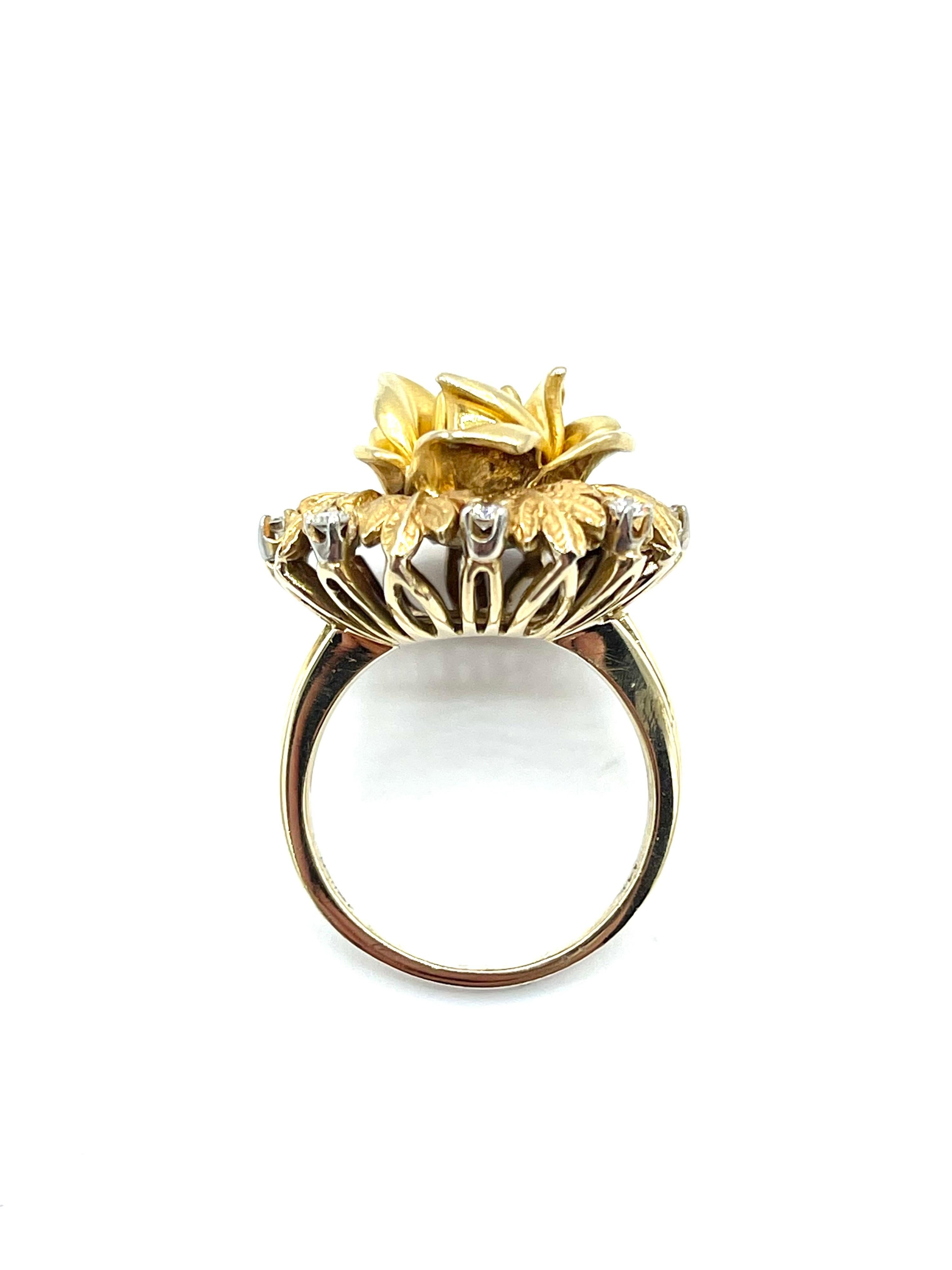 0.36 Carat Round Brilliant Diamond and Textured 18K Gold Flower Cocktail Ring For Sale 1