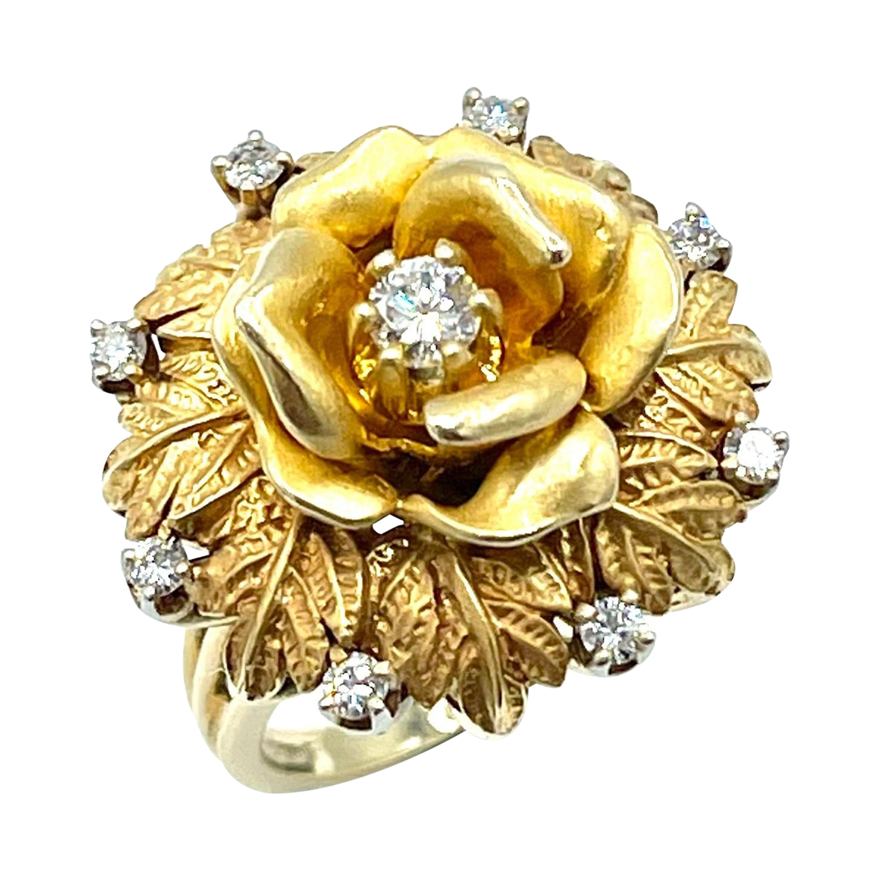 Anello da cocktail con diamante tondo brillante da 0,36 carati e fiore d'oro 18 carati strutturato