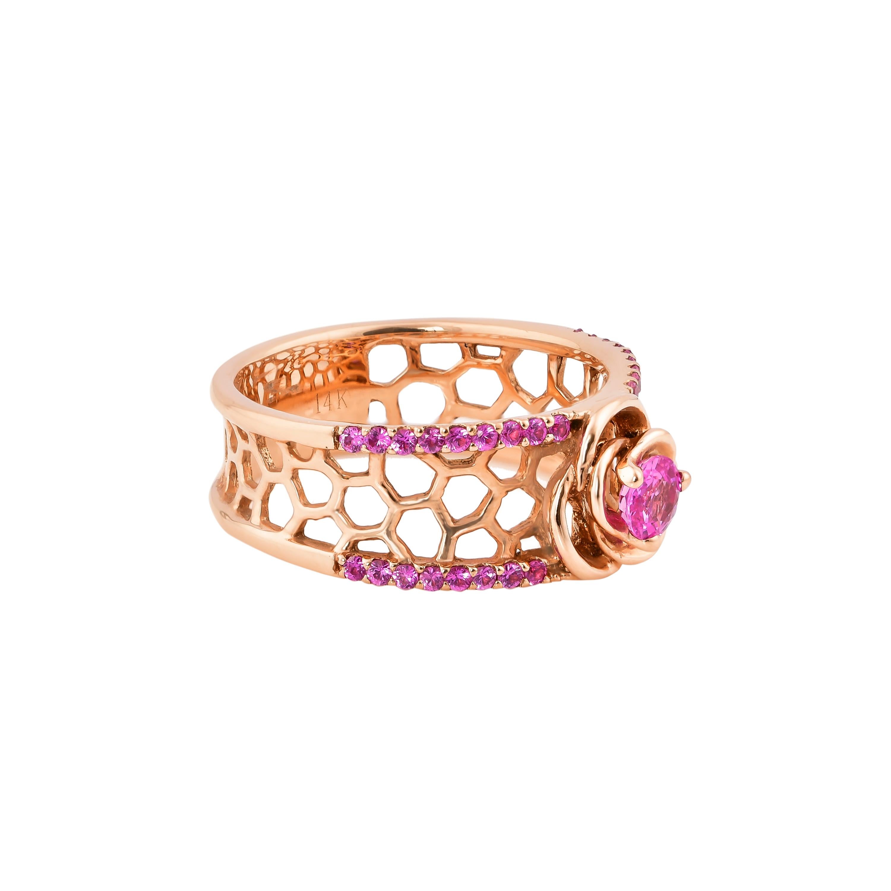 Einzigartige und Designer-Cocktailringe von Sunita Nahata Fine Design.

Klassischer Ring mit rosa Saphiren aus 14 Karat Weißgold. 

Rosa Saphir: 0,360 Karat, 4,00 mm groß, runde Form.
Rosa Saphir: 0,363 Karat, 1,20 mm groß, runde Form.

Gold: 4,65g,