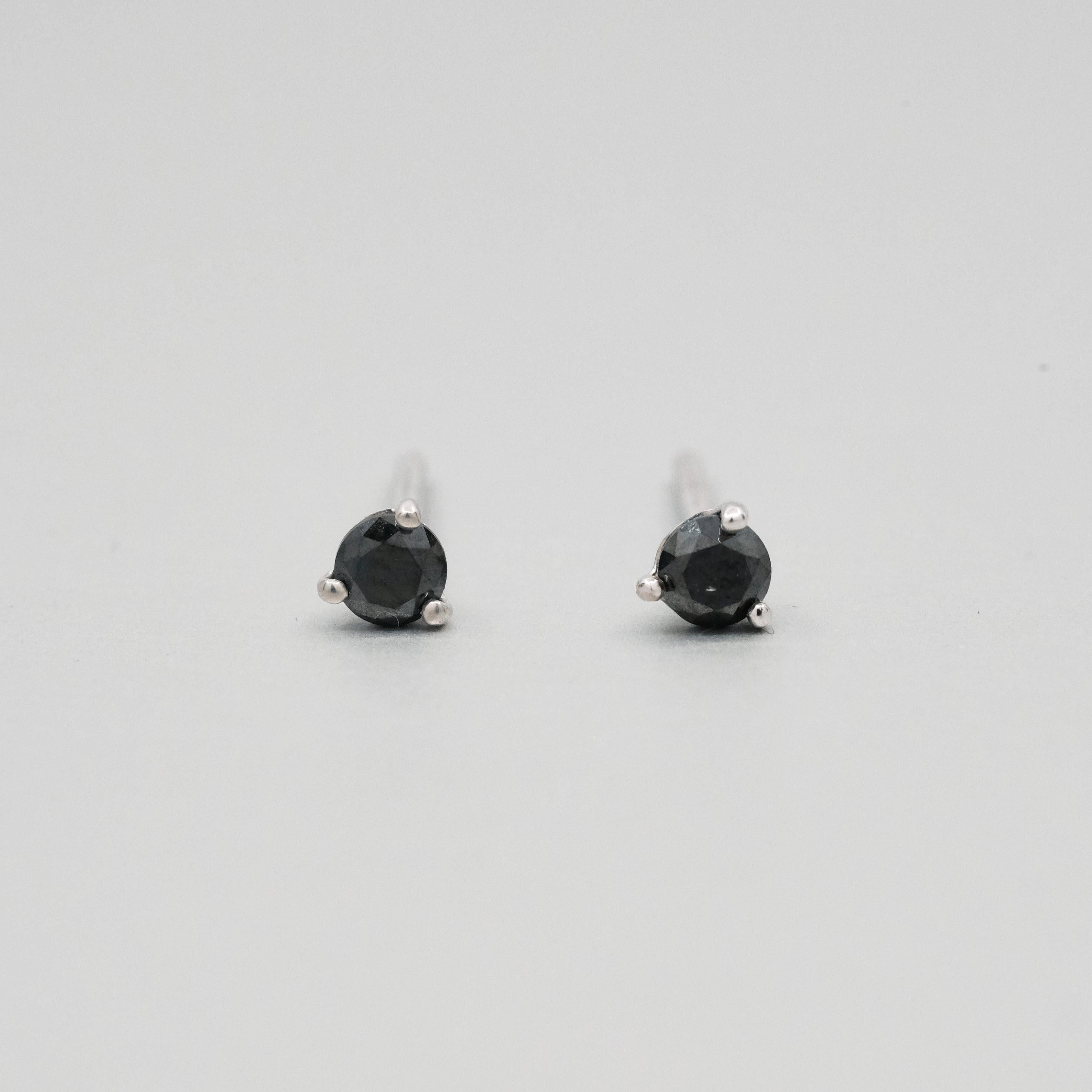 Un paio di orecchini con diamanti in oro bianco 18 carati con farfalle in oro bianco 18 carati, incastonati con un singolo diamante nero rotondo brillante.

Caratteristiche dei diamanti: 2 = 0,36ct, colore nero.

Peso totale: 1.05 grammi