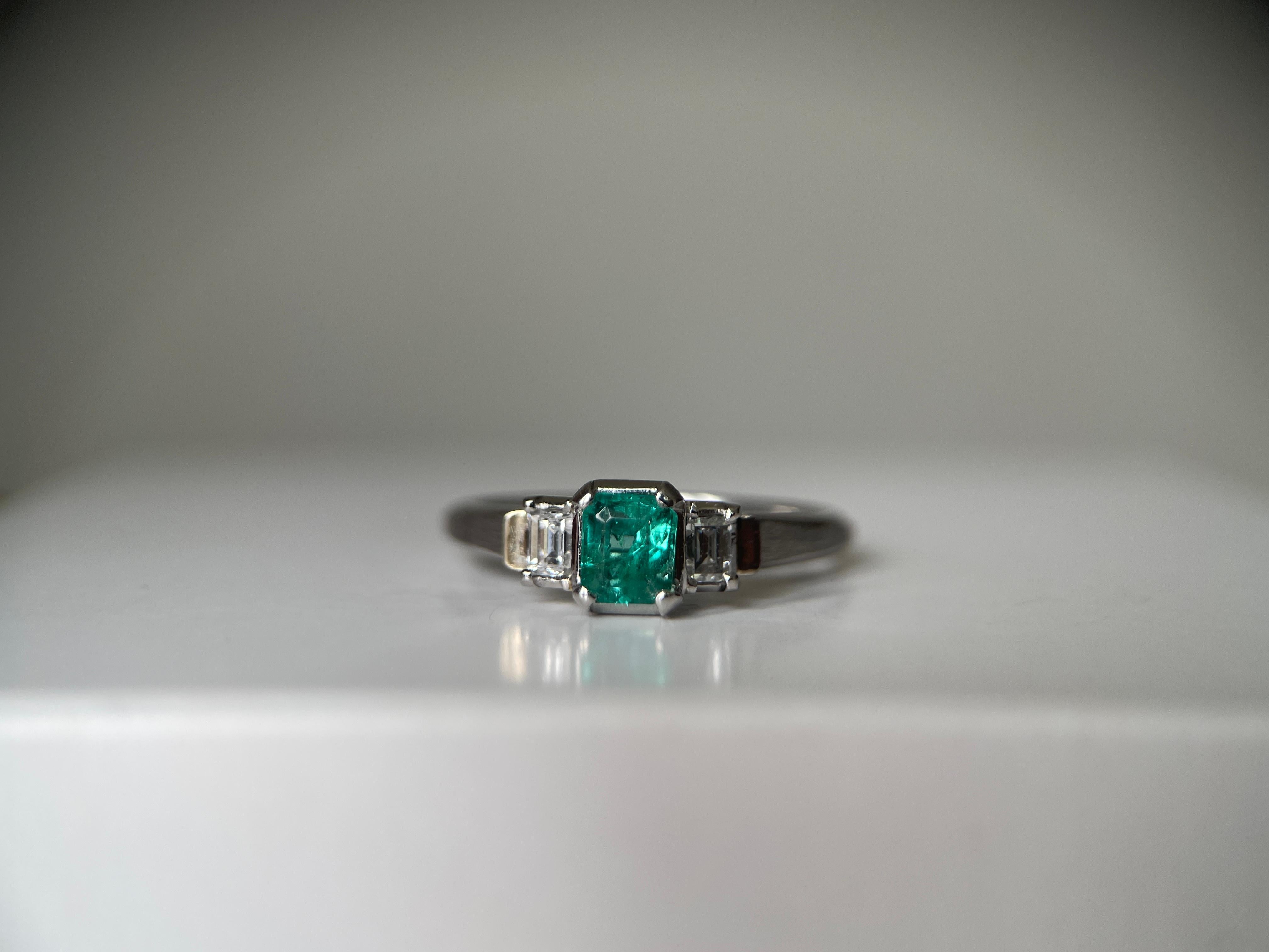 Features :

Main Gemstone - Colombian Emerald

Total Carat Weight (1pc) -0.36Ct

Measurement of gemstone - 4.48x3.80 mm

Color - Green

Cut - Octagon Cut

Clarity - VS (Eye Clean)

Transparency - Highly Transparent

Treatment - Minor~moderate